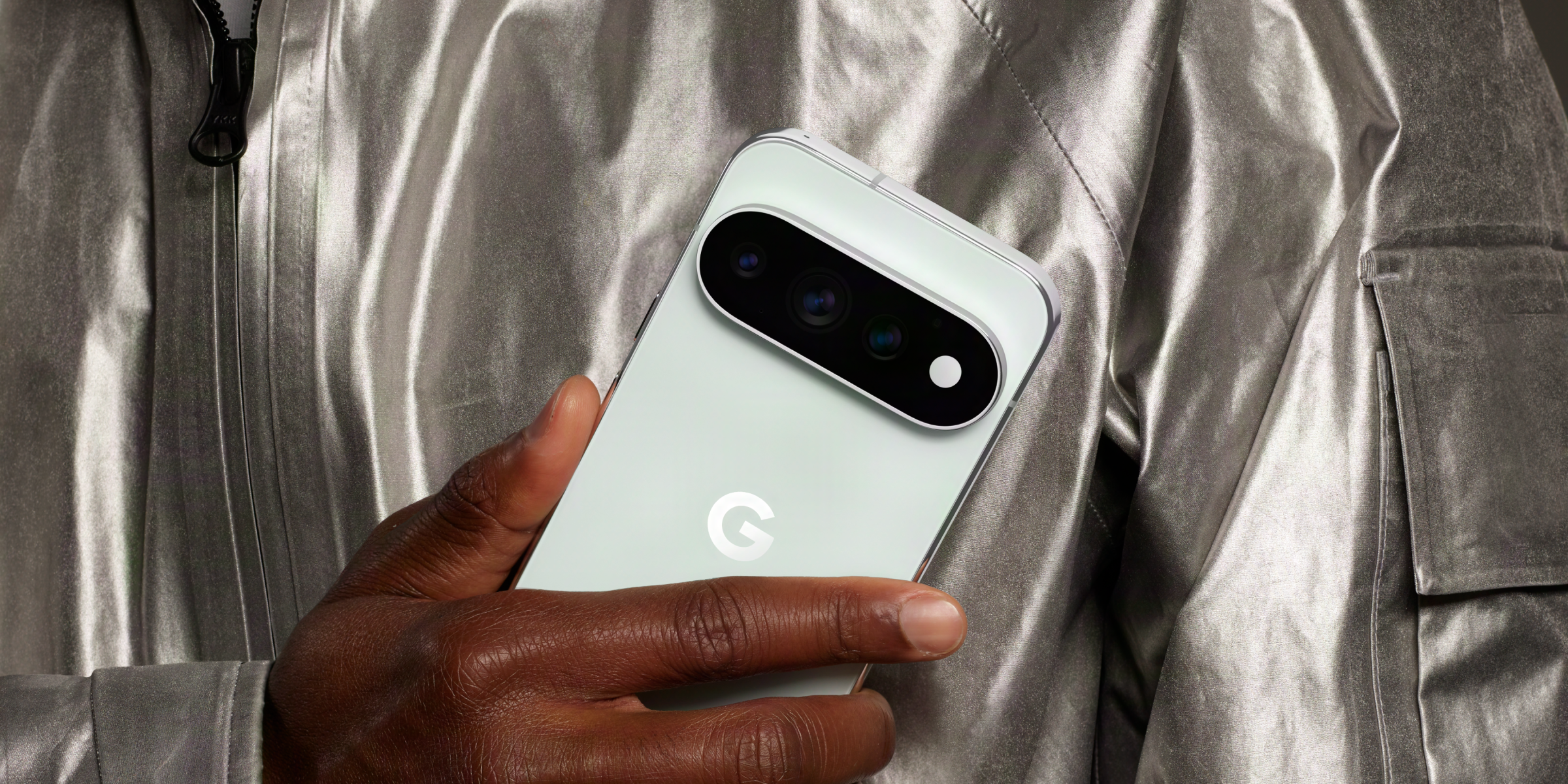Vrouw houdt lichtgroene Google Pixel 11 Pro vast in hand
