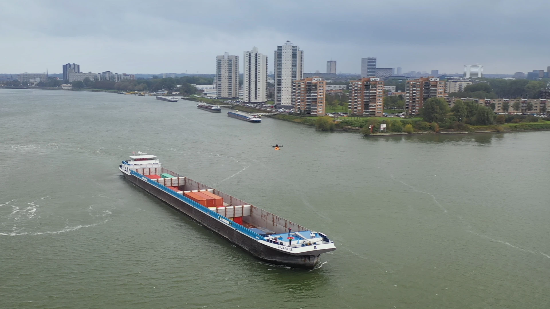 Een boot uit de Rotterdamse haven, ondersteund door een drone