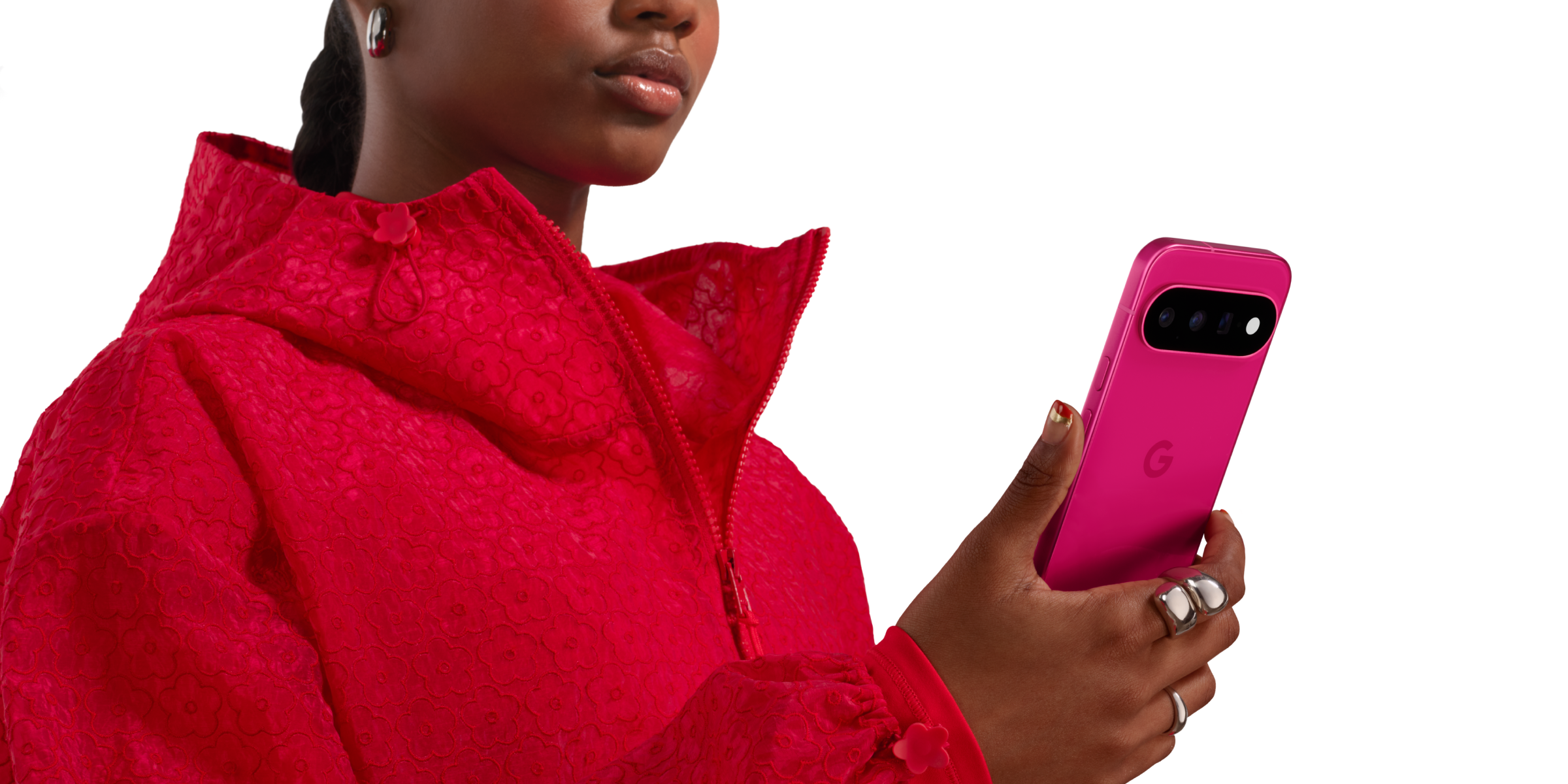 Vrouw houdt Google Pixel 11 vast in haar hand