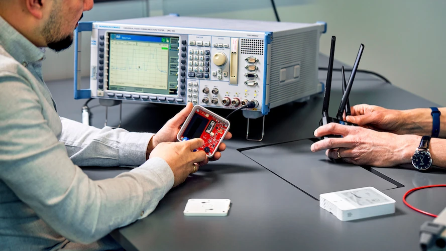 mannen zijn bezig met het instellen van IoT apparaten