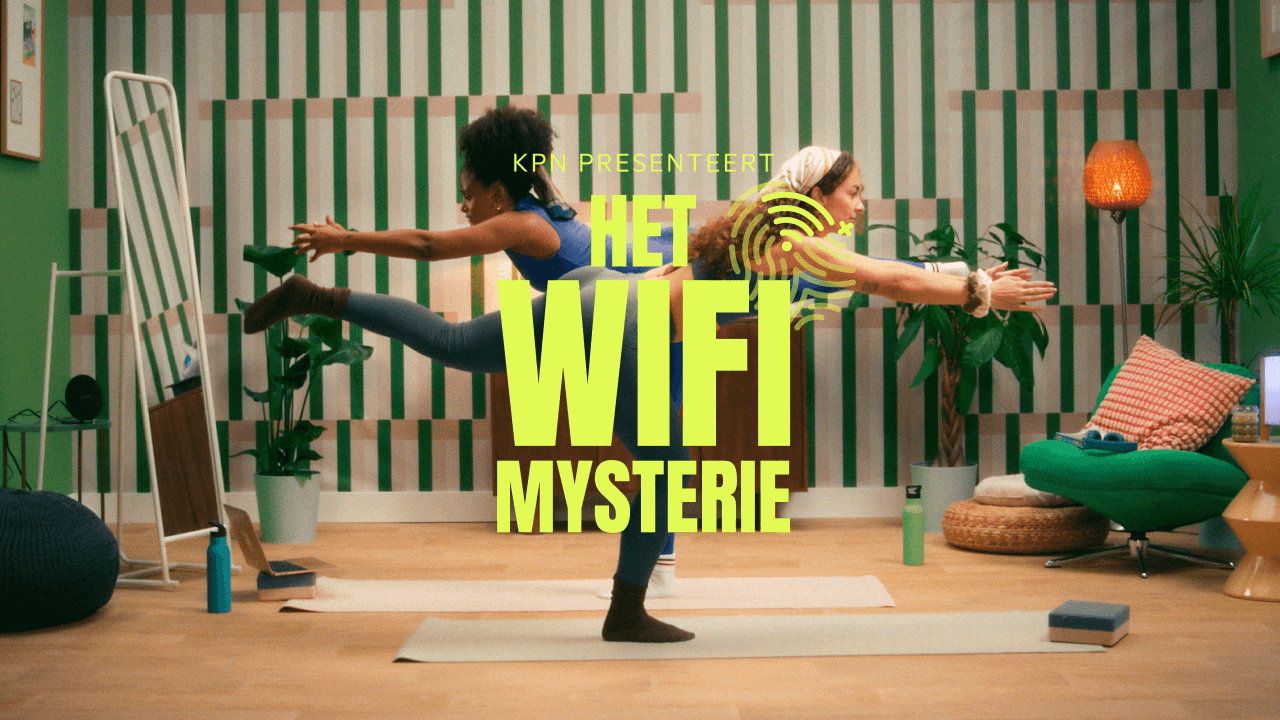 Pleun en Amy die een yoga-houding aannemen met op de voorgrond "KPN presenteert: Het Wifi Mysterie" in gele letters