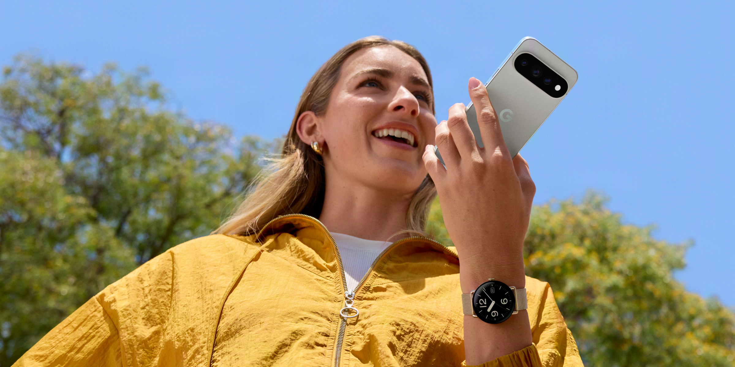 Vrouw houdt lichtblauwe Google Pixel 11 Pro vast in haar hand