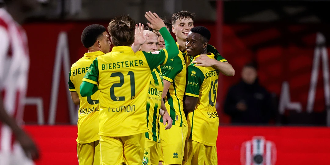 Voetballers van ADO Den Haag juichen