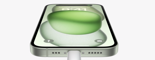 iPhone 15 aan de oplader