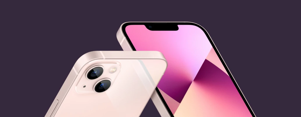 Rosé kleurige iPhone 13 van voor- en achteraanzicht op een zwarte achtergrond