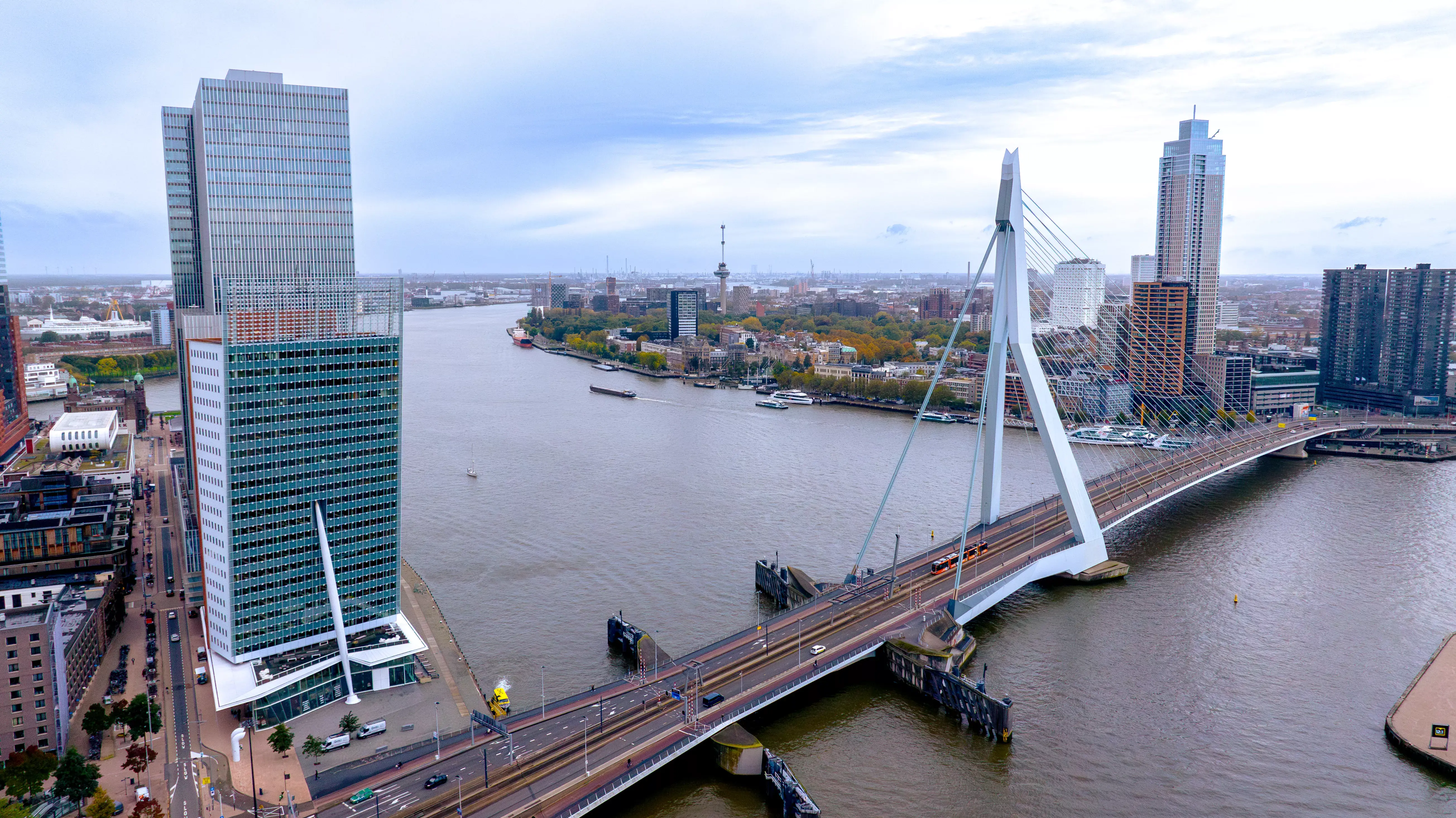 Hoofdkantoor KPN Rotterdam en Erasmusbrug