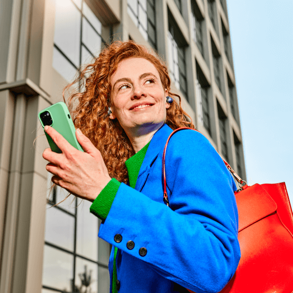 Vrouw met smartphone in haar hand
