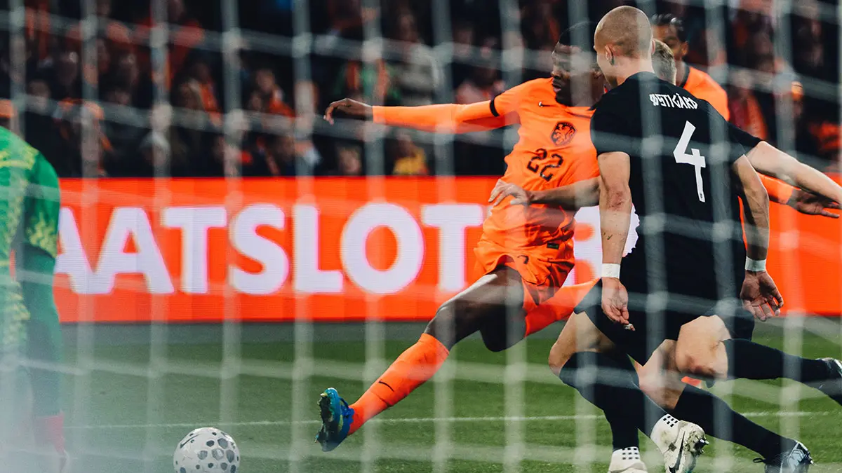 Speler van het Nederlands elftal in actie voor het doel