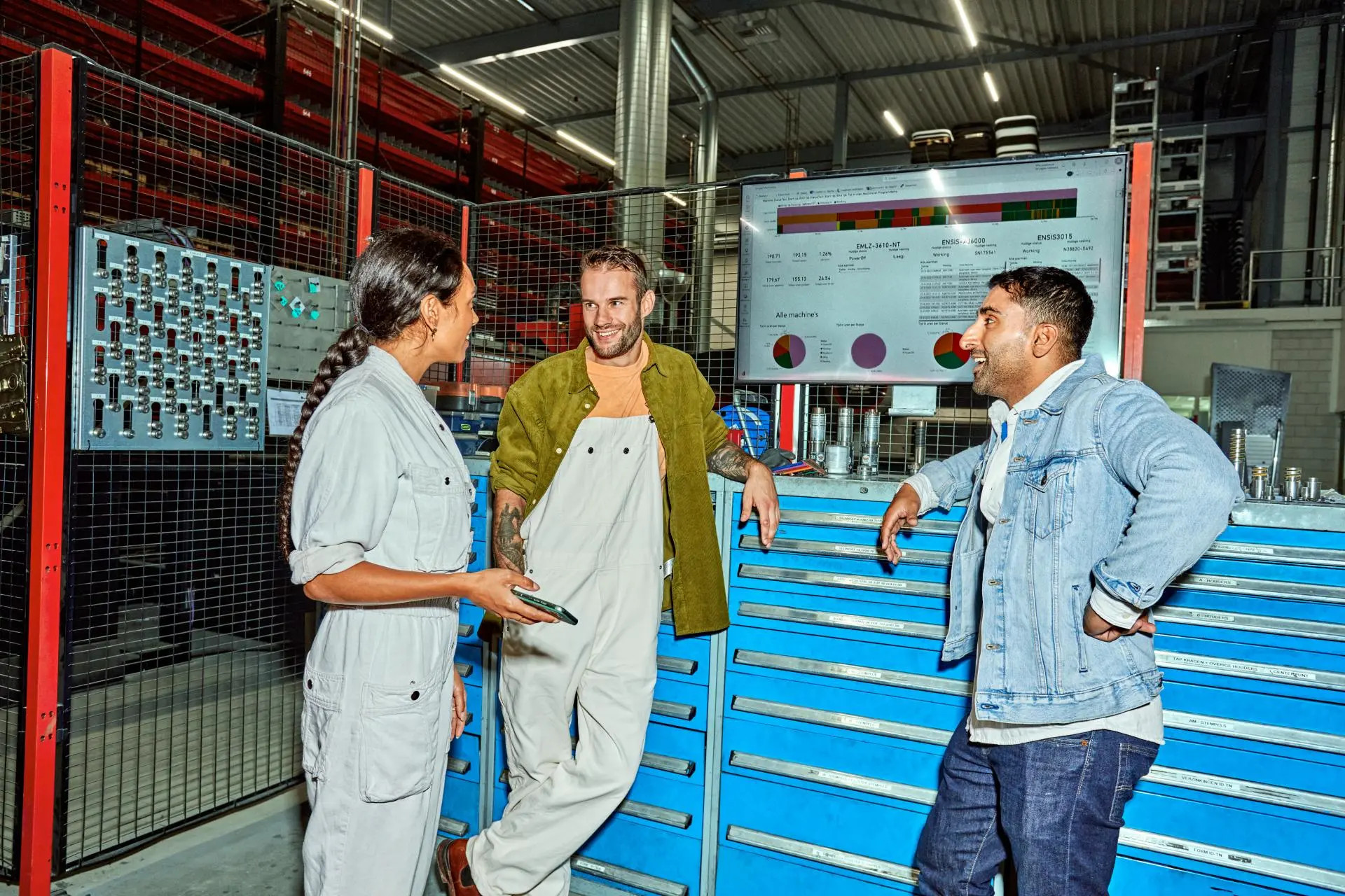 Drie collega's in een magazijn