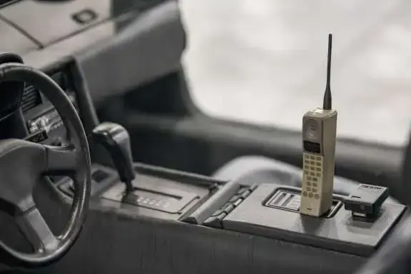 afbeelding van een vande eerste autotelefoons