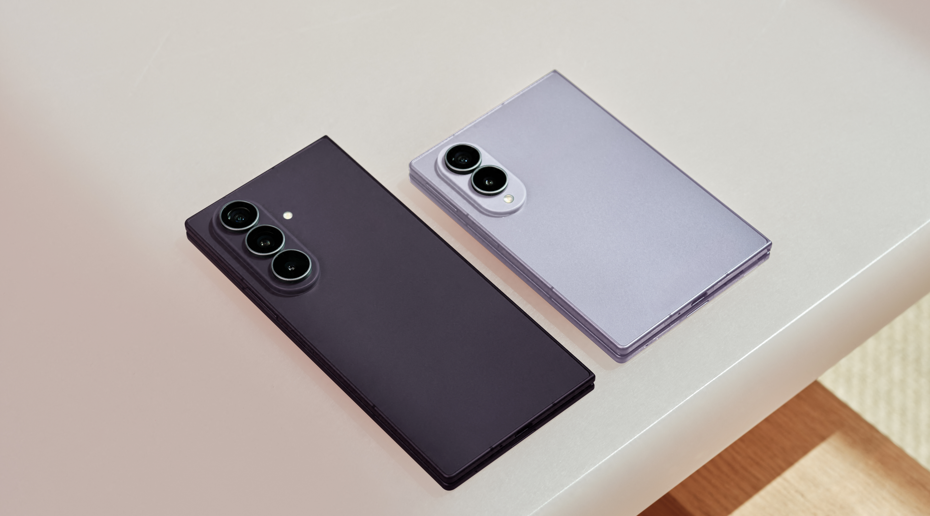 De Samsung Galaxy Fold8 en de Fold8 Ultra liggen naast elkaar op tafel
