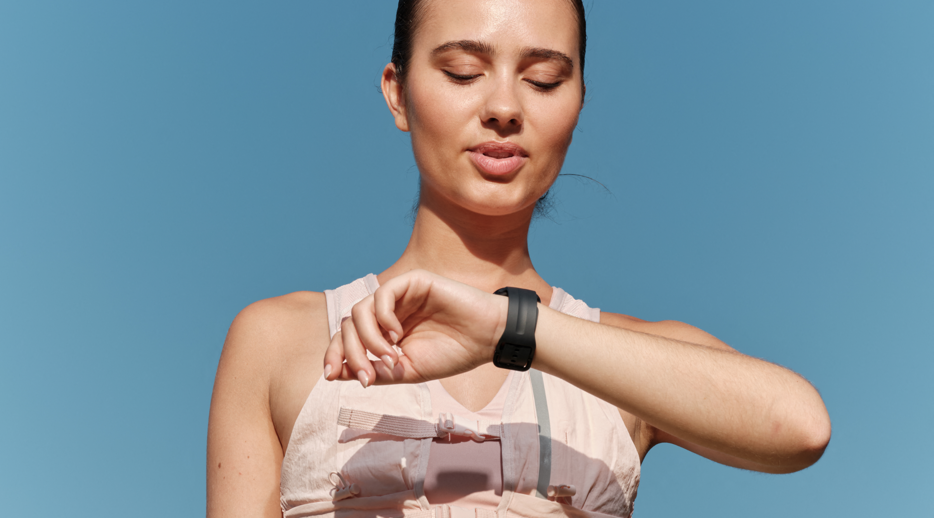 Vrouw die tijdens het hardlopen kijkt op haar Samsung smartwatch