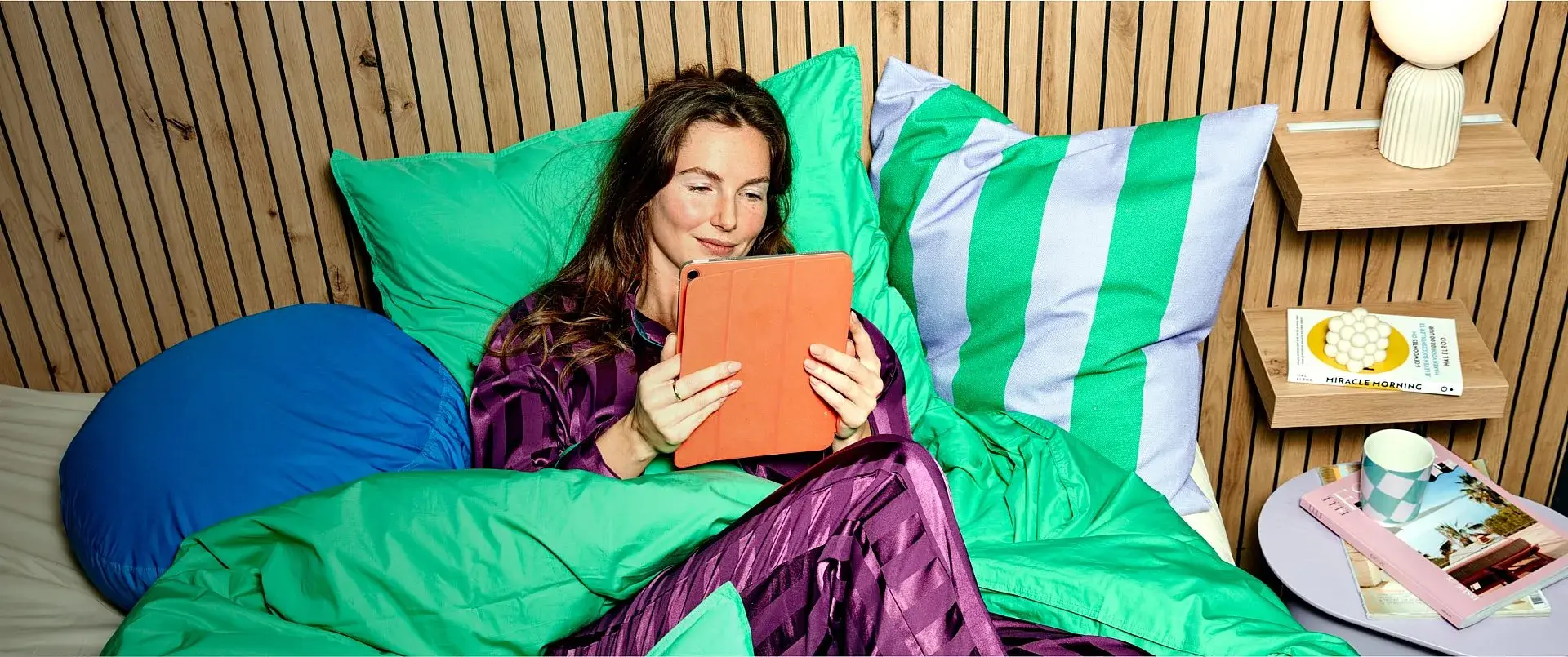 dame zit in bed op een tablet te kijken