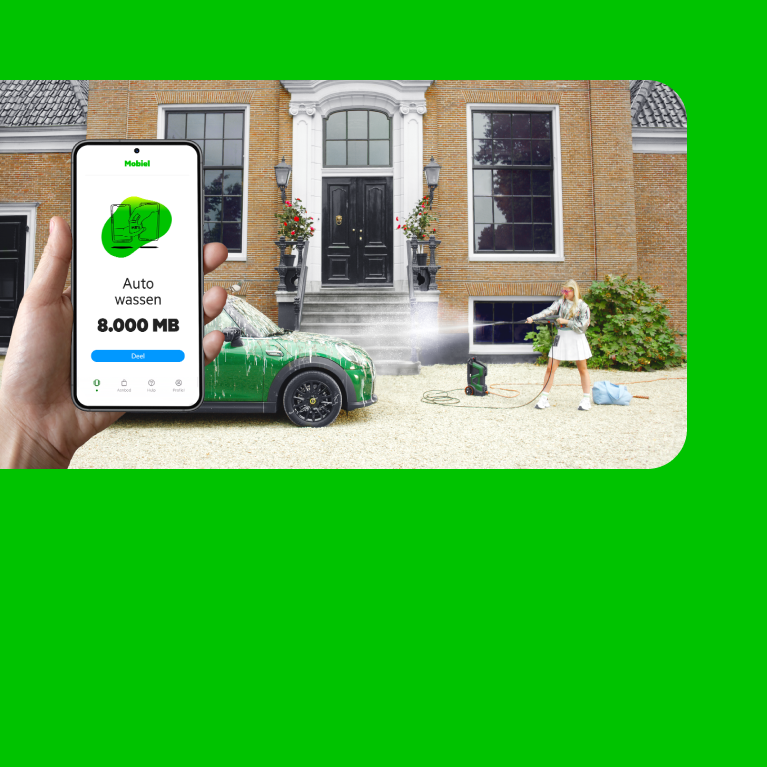 vrouw is auto aan het wassen