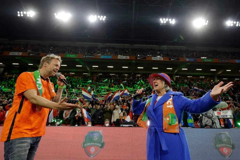 Willke Albertie ne Diggy Dix zingen in het stadion Samen zijn