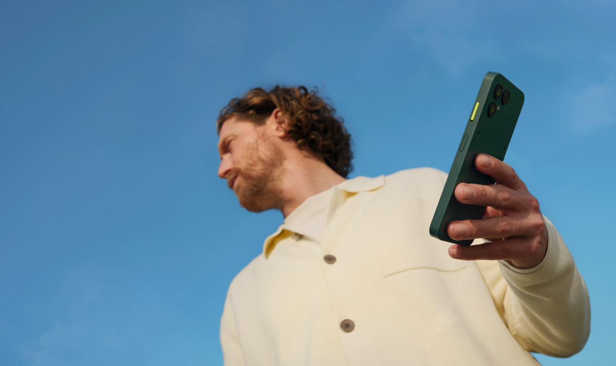 Persoon houdt de Fairphone Gen. 6 vast