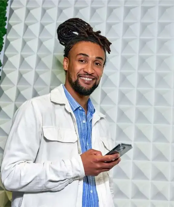 Man kijkt op telefoon