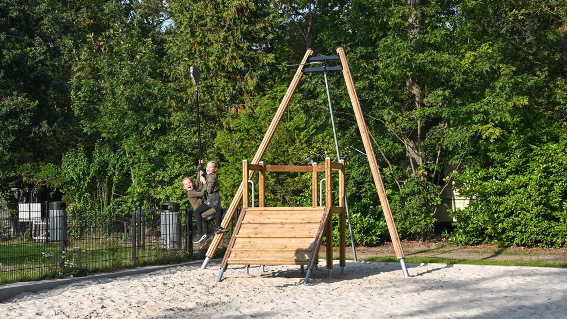 Flora+unpainted+-+Kattenbergsehoeve+Markelo-05 Children on the Flora Natural Tone Zipline | Markelo, The Netherlands