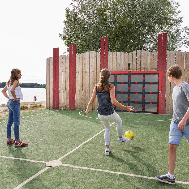 Interaktiva fotbollsväggen Sutu sammanför människor och uppmuntrar dem att delta i lekfull tävlan med vänner