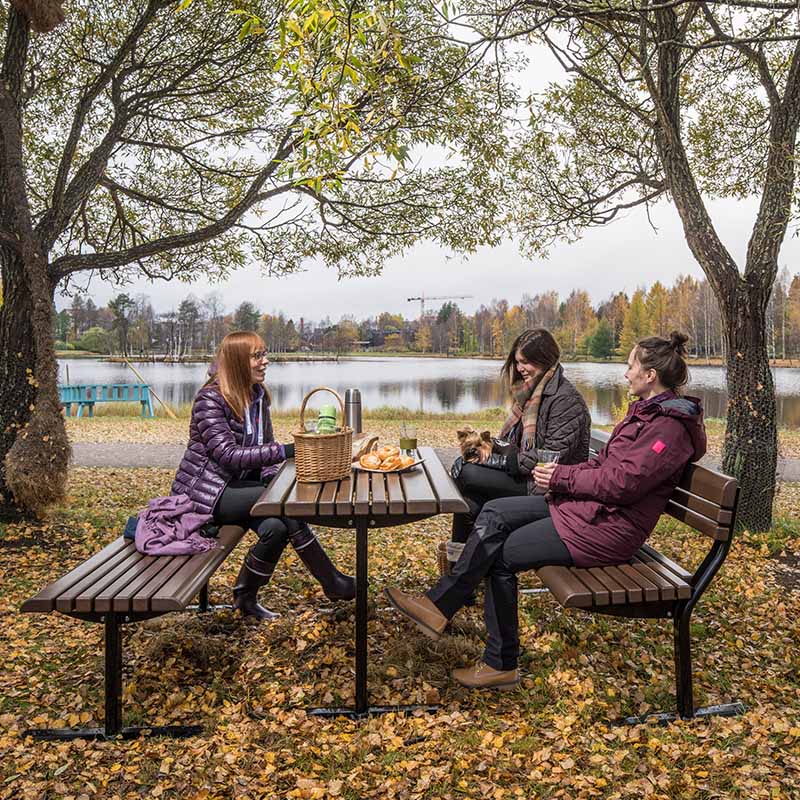 Penkit ja pöytä syksyisessä maisemassa