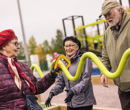 Seniorsport i en park i centrala Rovaniemi, Finland
