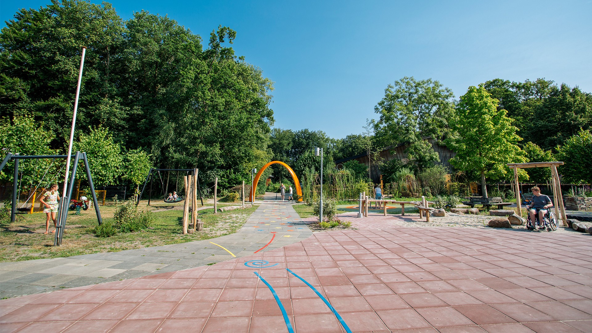 1474 NL Sona Ronald McDonald Hoeve 2022-751 Families playing in the inclusive experience garden at Ronald McDonald Hoeve