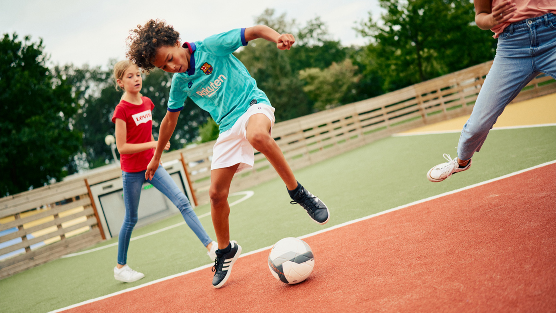Medium 802 NL Toro Camping Krieghuusbelten Yalp16x9 Children playing football on the Toro