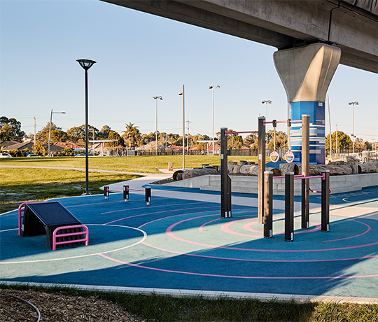 Sport Udendørs Gym Australien Udendørs fitnesspark under jernbanen i Melbourne i Australien.