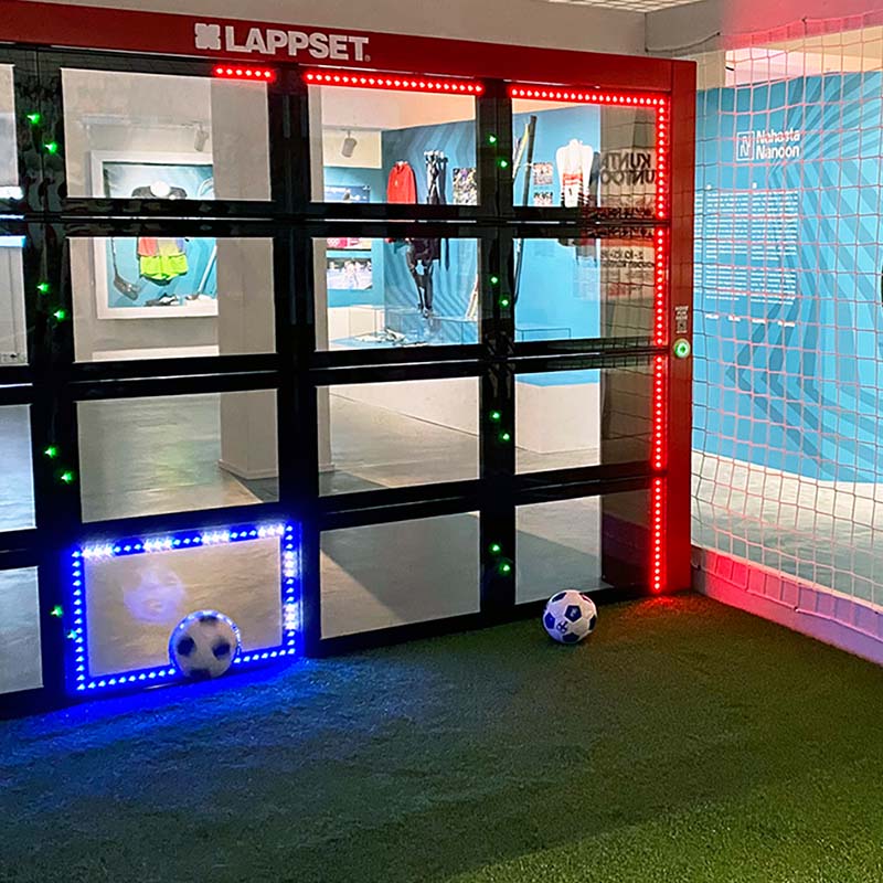 Sutu at TAHTO Center for Finnish Sports Culture, Helsinki, Finland Lappsetin interaktiivista palloseinää Sutua pääsi aikaisemmin testaamaan Nahasta Nanoon -näyttelyssä TAHDOssa.