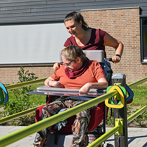 Ipse de Bruggen - Nieuwveen-08 Large Marije Boone, Ipse de Bruggenin hoivakodin ohjaaja ja asukas käyttävät tasapainopolkua