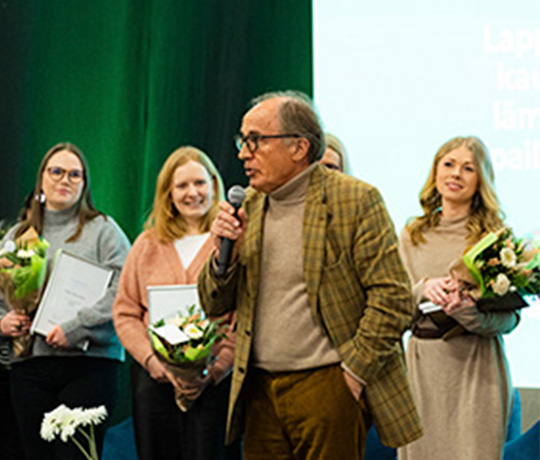 Risto Ikäheimo puhumassa Lappsetin ideakilpailun palkintojenjaossa Lappset Group Oy on järjestänyt rakennetun ympäristön ideakilpailuja yhteistyössä kuntien ja kaupunkien kanssa 48 vuoden ajan liikuntaneuvos ja leikkijohtaja emeritus Risto Ikäheimon aloitteesta.