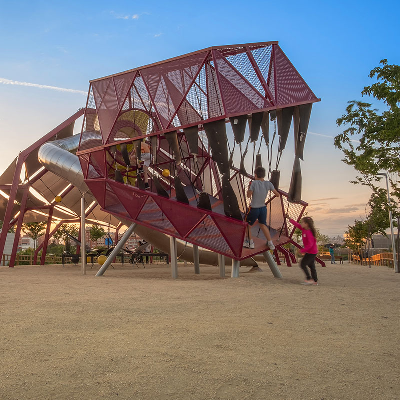 Enfants jouant dans une structure d’aire de jeu en forme de dinosaure