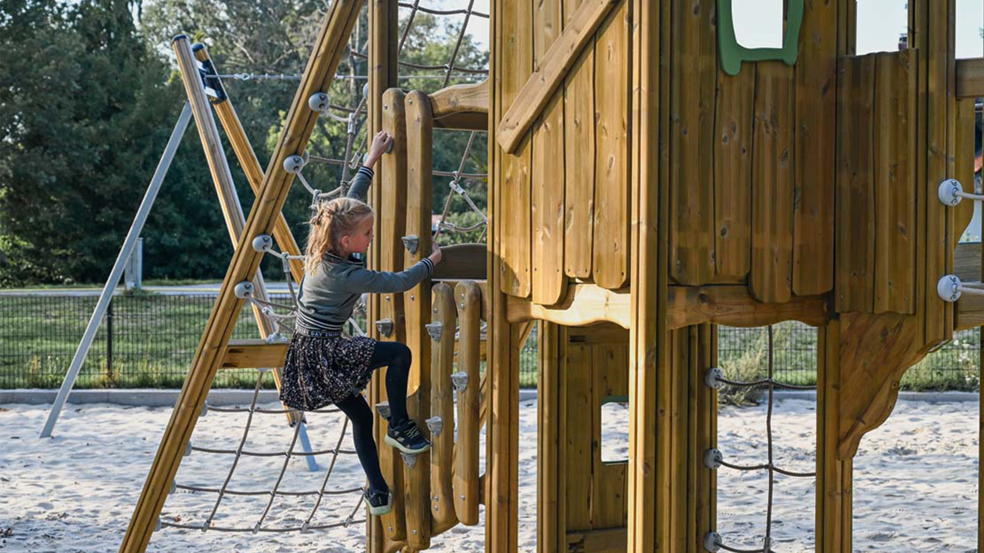 Flora+unpainted+-+Kattenbergsehoeve+Markelo-16 Child climbing the side of the Flora Natural Tone Tower | Markelo, The Netherlands