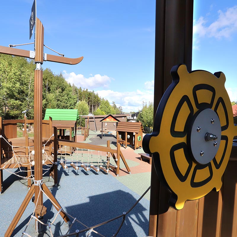 Kreativ børnehavelegeplads i Norge Flora pirattema Forestil dig at sejle på et eventyr som modige pirater