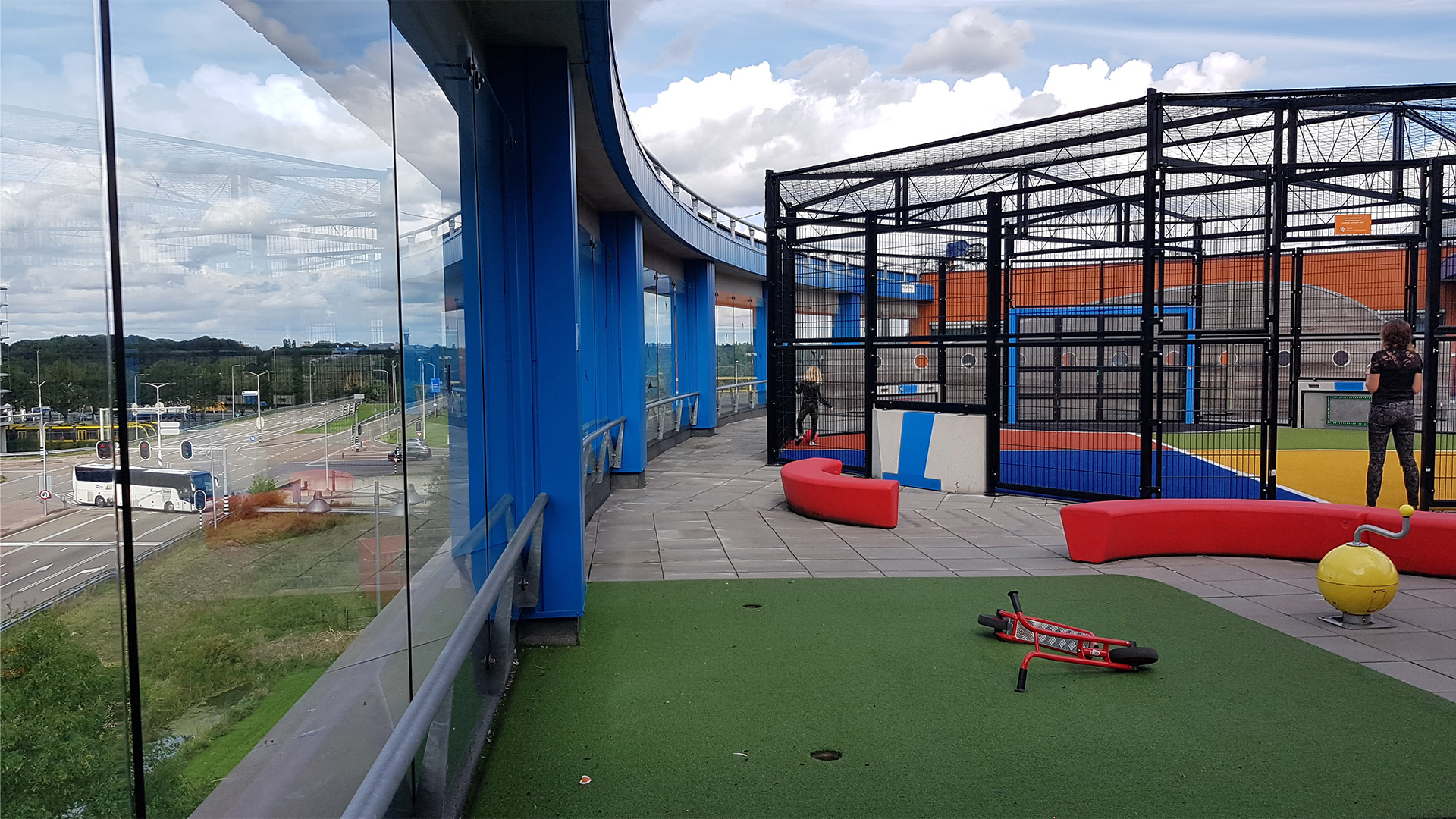 525-NL-Wilhelmina+KinderZiekenhuis The rooftop playground at Wilhelmina Hospital in the Netherlands