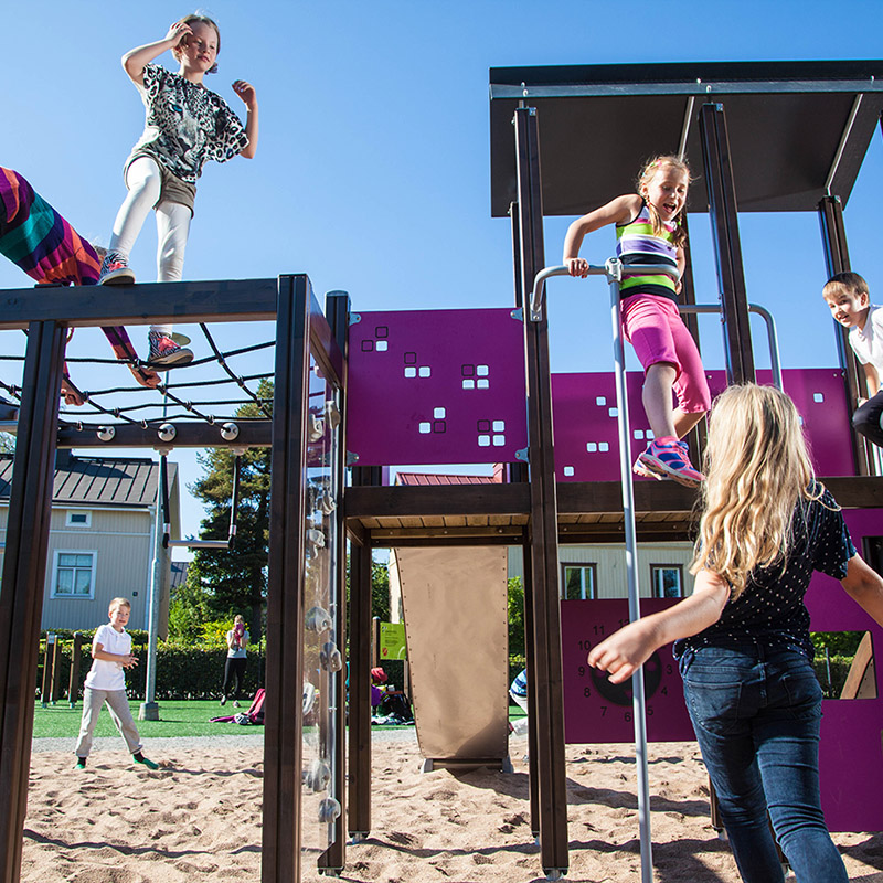 Children playing in a  fuchsia Finno activity tower