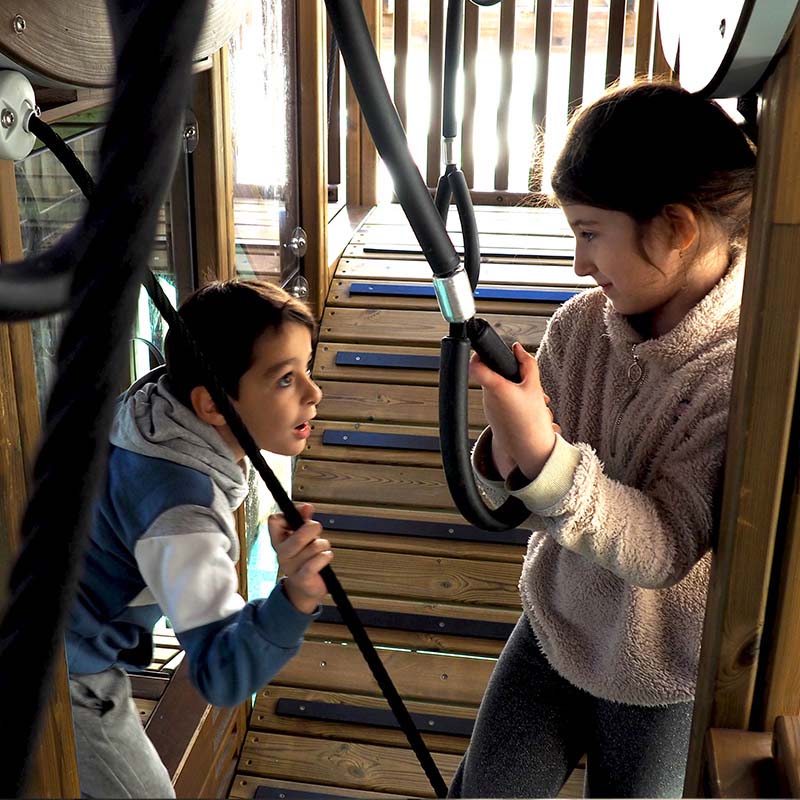 Lekeplassen Vertical Maze i Paris, Frankrike Barn leker inne i Vertical Maze
