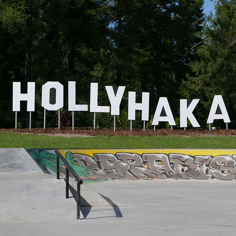 Kokkola Hollyhaka kyltti Hauska Hollyhaan puiston kyltti