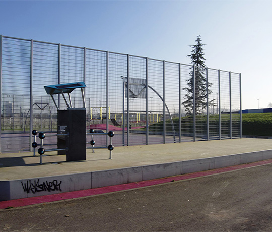 757-NL-Fono-Bijlmerpark Nelson mandelapark-2013-617 In the middle of this urban park in Amsterdam, the Lappset Fono Interactive DJ-booth stands next to a skate park and sports cage.