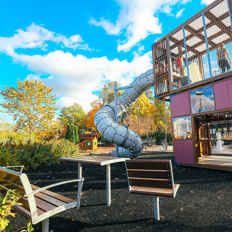 Un mobilier du parc complète l’aire de jeux Cubic dans le parc Marketanpuisto, à Vantaa, en Finlande