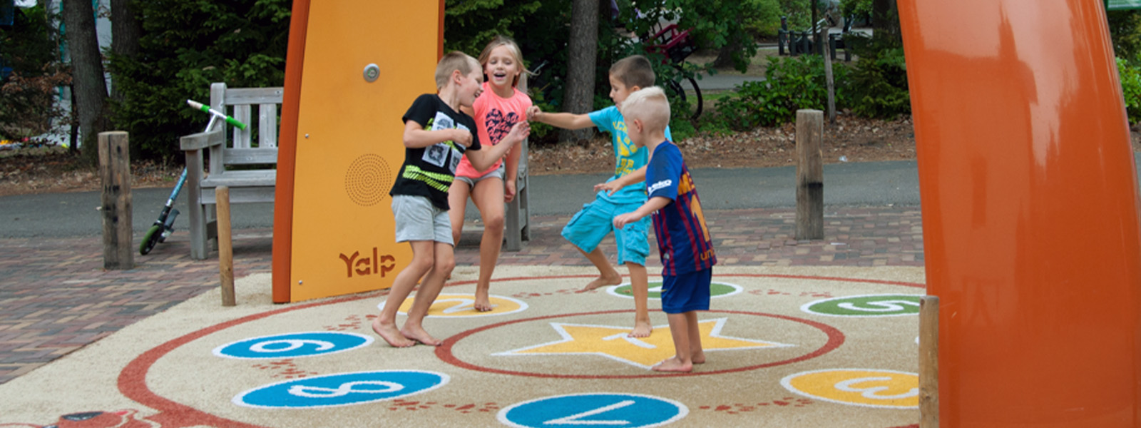 941-NL-Sona-Camping de Pampel-2018-022 Children playing under the Sona