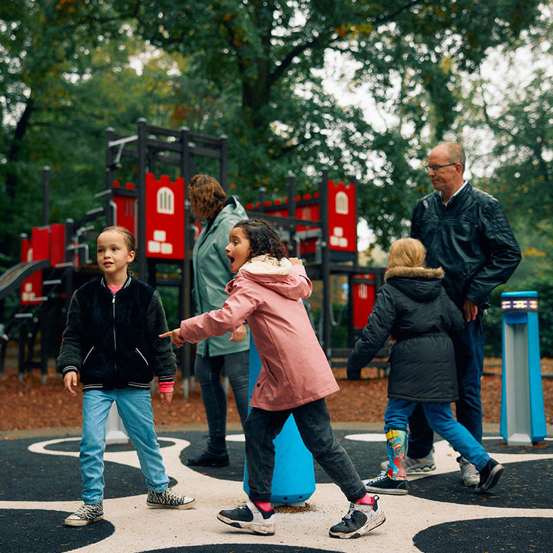 lappset-inclusive-playground-memo-800-800 Children playing at Memo with their parents