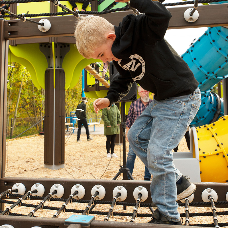 Boy playing in bespoke playground Kårsta 800x800 Pojke leker i klätterställning i Fjärilsparken i Kårsta