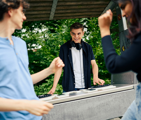 Teinit tekevät itse musiikkia ja tanssivat Fono DJ-pöydän äärellä 