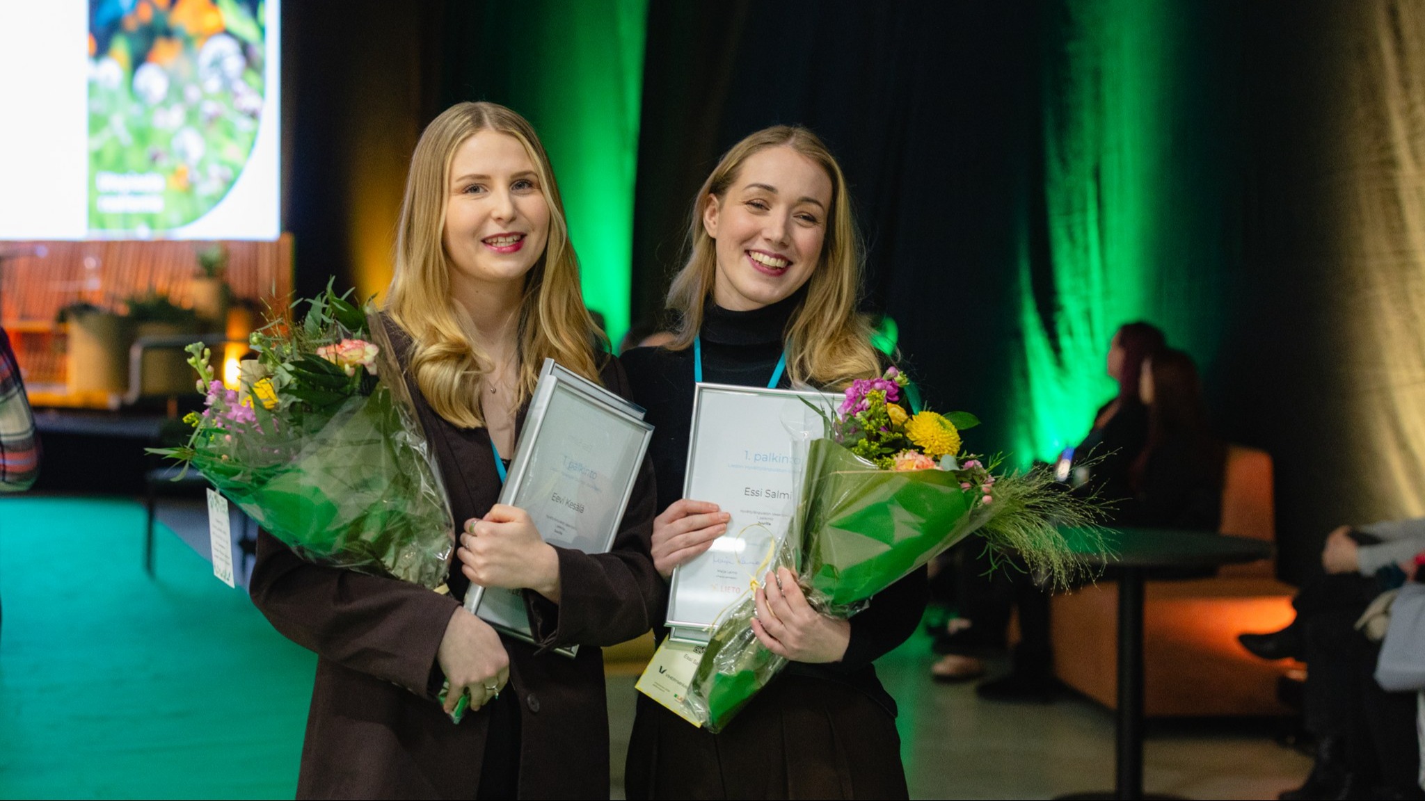 Kesälä ja Salmi ideakilpailu Aalto yliopiston opiskelijoiden Eevi Kesälän ja Essi Salmen ehdotus Juurilla arvioitiin Hyvättylänpuiston ideakilpailun parhaaksi. Se oli myös varjoraadin suosikki. Juurilla Kuvassa Kesälä ja Salmi.