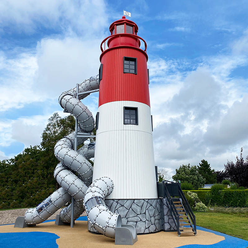 Parque infantil del faro del complejo vacacional L'Océan Breton Francia El parque infantil Lighthouse está situado en un complejo vacacional de Francia.