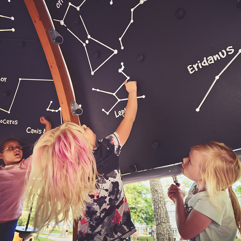Play Planetarium on uniikki leikkiväline ja oppimisympäristö ulkona.
