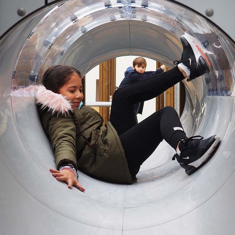 Parque infantil Vertical Maze en París, Francia Niña jugando en el túnel