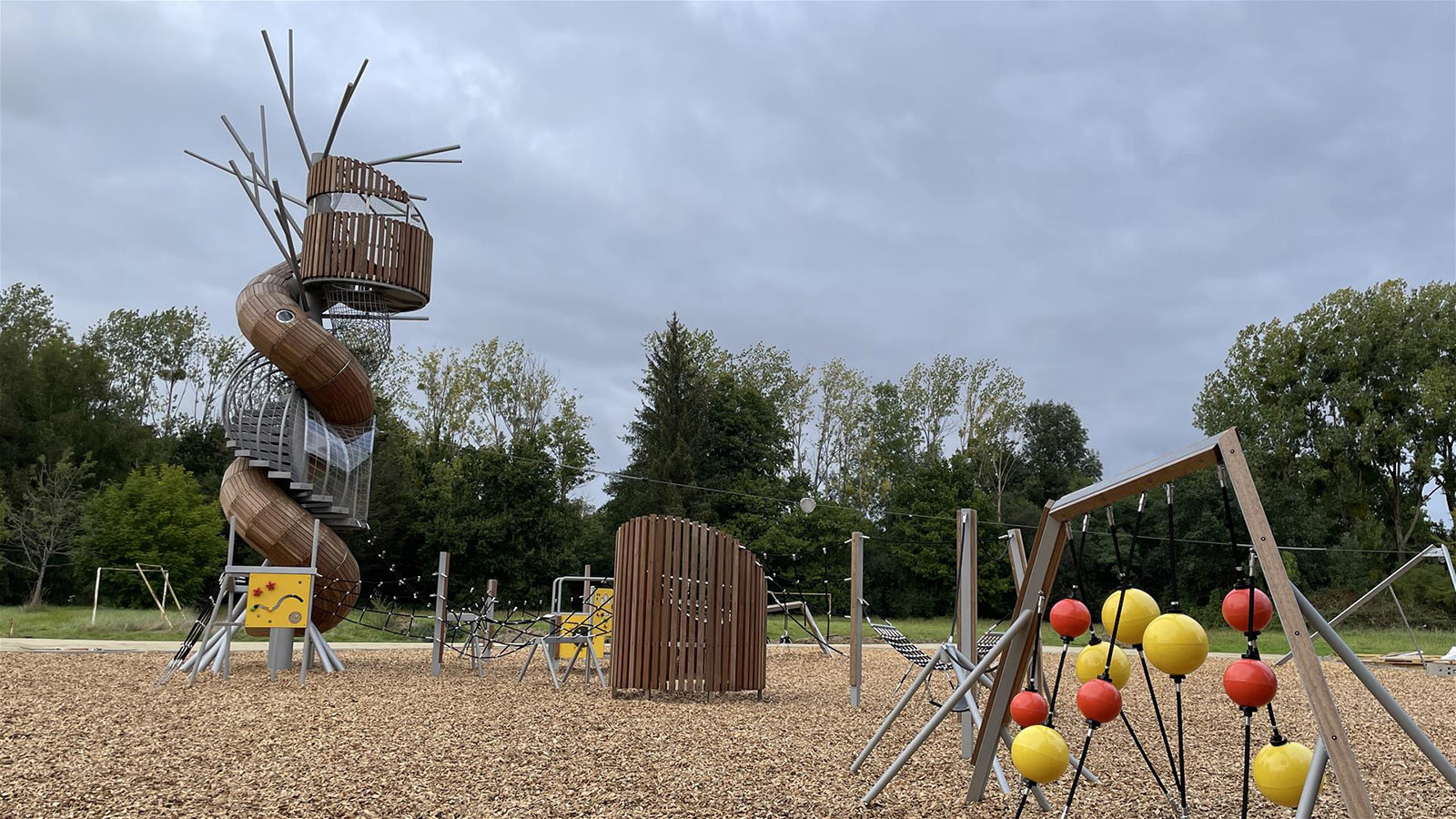 La ville de Pontivy installer une aire de jeux emblématique La ville de Pontivy installer une aire de jeux emblématique