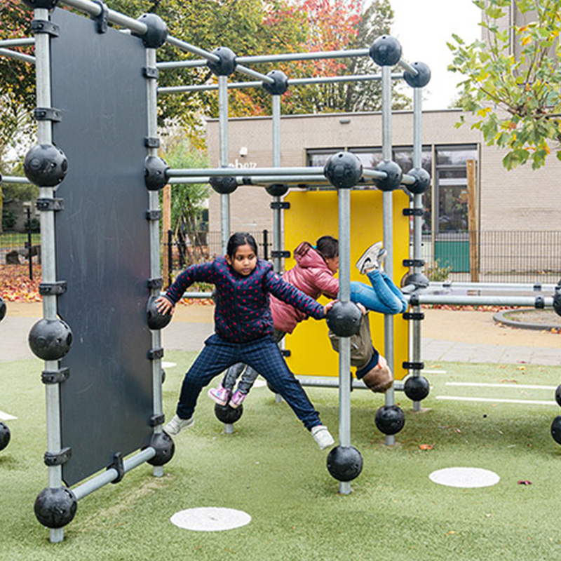 Barn som leker på Cloxx parkour på en skolgård i Breda, Nederläderna
